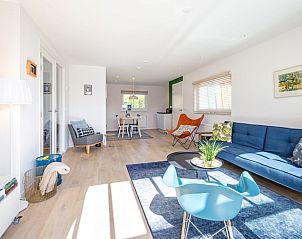 Modern living room in Bungalowpark Uterste Coogh - Bungalow 128 - Gerrit, Texel, with comfortable furniture.