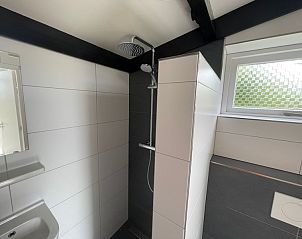 Walk-in shower in the bathroom of Wollewei vacation home, De Dennen, Texel.