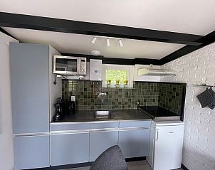 Fully equipped kitchen in Wollewei vacation home, De Dennen, Texel, with modern appliances.