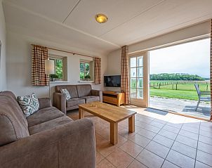 Gezellige woonkamer van 't Mienthuis - De Jonker, vakantiehuis in De Dennen, Texel met prachtig uitzicht op de natuur van de Waddeneilanden.