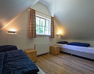 Sfeervolle slaapkamer met eenpersoonsbedden in 't Mienthuis - De Jonker, vakantiehuis op Texel, De Dennen, ideaal voor gezinnen.