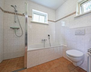 Luxe badkamer met bad en douche in 't Mienthuis - De Jonker, vakantiehuis in De Dennen, Texel, voor ultiem comfort op de Waddeneilanden.