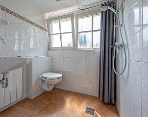 Tweede badkamer met douche in 't Mienthuis - De Jonker, vakantiehuis op Texel, De Dennen, biedt extra gemak voor gasten.