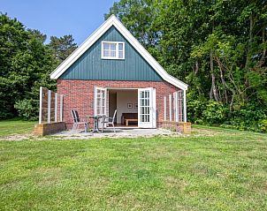 Vooraanzicht van 't Mienthuis - De Jonker, vakantiehuis in De Dennen, Texel met patio, ideaal voor buitenactiviteiten op de Waddeneilanden.