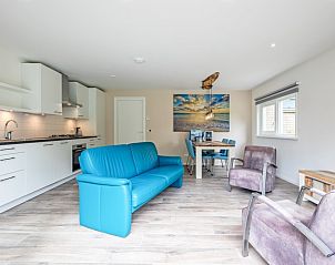 Modern living room in Bungalowpark Uterste Coogh - Bungalow 82 - De Luwte, De Dennen, Texel with comfortable seating.