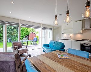 Cozy dining room overlooking the garden in Bungalowpark Uterste Coogh - Bungalow 82 - De Luwte, De Dennen, Texel.