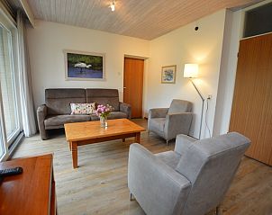 Gezellige woonkamer van vakantiehuis Narcis, De Dennen, Texel met comfortabele zitruimte.