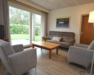 Lichte zitruimte in vakantiehuis Narcis, De Dennen, Texel met uitzicht op de tuin.