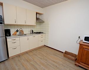 Keuken van vakantiehuis Narcis, De Dennen, Texel met ruime opbergmogelijkheden.
