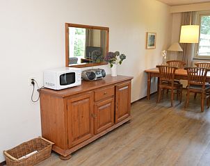 Gezellige eetruimte in vakantiehuis Narcis, De Dennen, Texel met houten meubels.