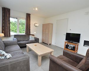 Gemtliches Wohnzimmer im Tempelierweg 36 - Ogamu, Ferienhaus in De Dennen, Texel mit bequemen Sofas.