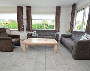 Gerumiges Wohnzimmer im Tempelierweg 36 - Ogamu, Ferienhaus in De Dennen, Texel mit bequemer Sitzgelegenheit.