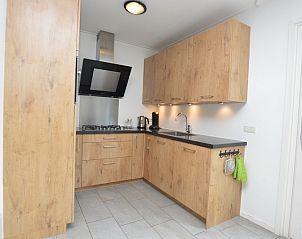 Stilvolle Kche im Tempelierweg 36 - Ogamu, Ferienhaus in De Dennen, Texel mit Holzschrnken und Gerten.