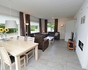 Helles Esszimmer im Tempelierweg 36 - Ogamu, Ferienhaus in De Dennen, Texel mit groen Fenstern und Gartenblick.