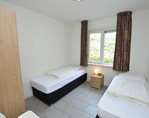 Schlafzimmer mit zwei Einzelbetten im Tempelierweg 36 - Ogamu, Ferienhaus in De Dennen, Texel fr zustzlichen Komfort.