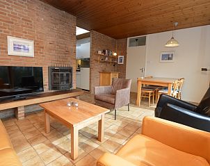Bright and spacious living room of Holiday home de Parel 204 in De Dennen, Texel with dining area.