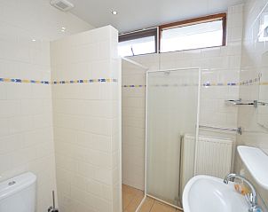 Fresh bathroom in Holiday home de Parel 204, De Dennen, Texel with shower and sink.