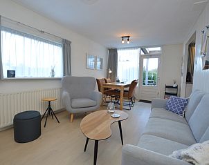 Helles Wohnzimmer des Ferienhauses Uterste Coogh 104, Texel, mit gerumiger Essecke.