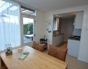 Offene Kche und Essbereich im Ferienhaus Uterste Coogh 104, Texel, mit Zugang zur Terrasse.