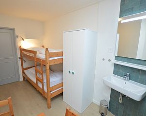 Gemtliches Schlafzimmer im Ferienhaus Uterste Coogh 104, Texel, mit Etagenbett und Waschbecken.