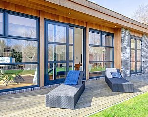 Luxury deck chairs on the terrace of Holiday Home De Vlinder in Bungalowpark 't Hoogelandt, De Dennen, Texel, overlooking the garden.