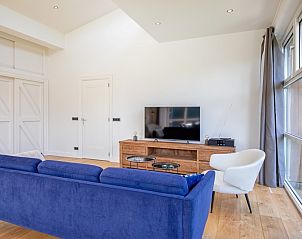 Comfortable sitting area in Holiday Home De Vlinder, Bungalowpark 't Hoogelandt, Texel, with modern furnishings and views of De Dennen.