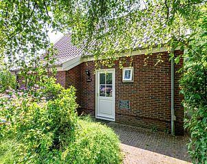 Eingang zu 't Mienthuis - De Prins, Ferienhaus in De Dennen, Texel, umgeben von ppiger Natur.