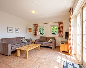 Gemtliches Wohnzimmer von 't Mienthuis - De Prins, Ferienhaus in De Dennen, Texel, mit gerumigen Sitzgelegenheiten und viel Licht.