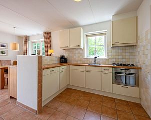 Moderne Kche von 't Mienthuis - De Prins, Ferienhaus in De Dennen, Texel, mit kompletter Ausstattung und gefliestem Boden.