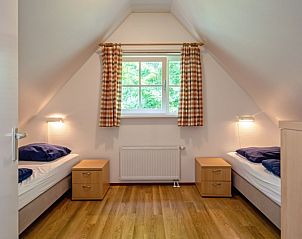 Zweites Schlafzimmer in 't Mienthuis - De Prins, Ferienhaus in De Dennen, Texel, mit zwei Einzelbetten und gemtlicher Atmosphre.