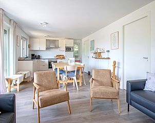 Moderne keuken en eetruimte in De Ankerplaats, vakantiehuis in De Dennen, Texel.