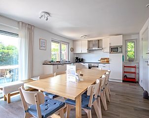 Ruime eetkamer in De Ankerplaats, vakantiehuis op Texel, met uitzicht op de tuin.