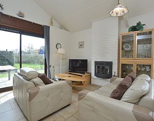 Spacious sitting area with a view in vacation home Gortersmient 340, Bungalowpark Gortersmient, De Dennen, Texel.
