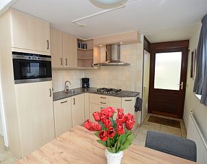 Modern kitchen in vacation home Gortersmient 340, Bungalowpark Gortersmient, De Dennen, Texel.