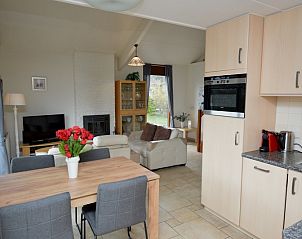 Dining area next to kitchen in vacation home Gortersmient 340, Bungalowpark Gortersmient, De Dennen, Texel.
