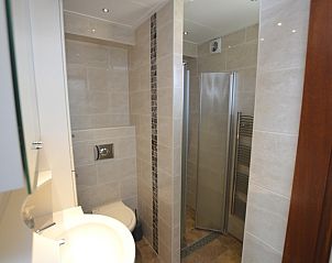 Modern bathroom in vacation home Gortersmient 340, Bungalowpark Gortersmient, De Dennen, Texel.