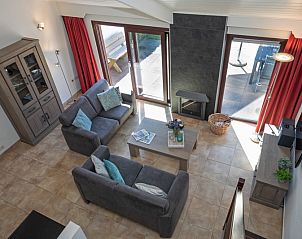 Eetkamer met veel natuurlijk licht in Vakantiehuis Gortersmient 270, De Dennen, Texel.