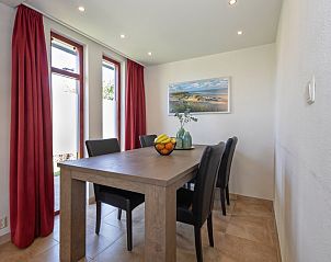 Moderne badkamer met douche in Vakantiehuis Gortersmient 270, De Dennen, Texel.