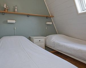 Gezellige open haard in de woonkamer van Vakantiehuis Gortersmient 270, De Dennen, Texel.