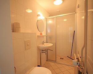 Fresh bathroom with shower and sink in Apartment Bos en Duin 12, De Dennen, Texel, for comfort and convenience.
