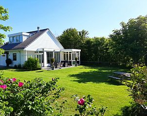 Genieen Sie die grne Umgebung im Bungalowpark De Parel - WELMOED, ein Ferienhaus in De Dennen, Texel mit groem Garten.
