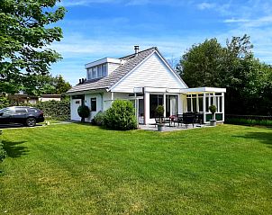 Das Ferienhaus im Bungalowpark De Parel - WELMOED auf Texel verfgt ber eine einladende Terrasse und grne Rasenflchen.