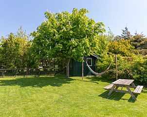 Schattiger Garten mit Hngematte im Bungalowpark De Parel - WELMOED, ein idealer Ort fr Entspannung auf Texel.