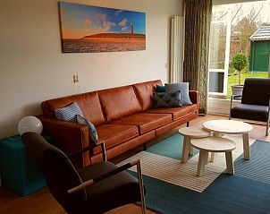 Gemtliches Wohnzimmer im Bungalowpark De Parel - WELMOED in De Dennen, Texel, mit Blick auf den Garten.