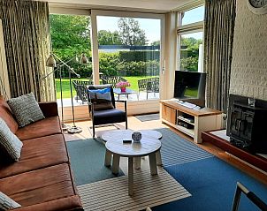 Helles und gerumiges Wohnzimmer im Bungalowpark De Parel - WELMOED in De Dennen, Texel, mit Zugang zur Terrasse.