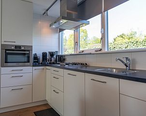 Moderne Kche im Bungalowpark De Parel - WELMOED, einem Ferienhaus in De Dennen, Texel, ausgestattet mit allen Annehmlichkeiten.