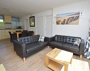 Offenes Wohnzimmer und Kche im Ferienhaus de Parel 282, De Dennen, Texel, ideal fr Familientreffen.
