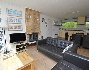 Ferienhaus de Parel 282 in De Dennen, Texel, gemtliches Wohnzimmer mit Kamin und Essecke.
