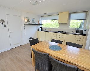 Moderne Kche im Ferienhaus de Parel 282, De Dennen, Texel mit Essecke und viel Tageslicht.