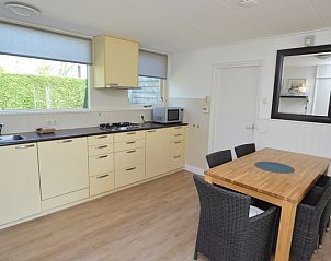 Gerumige Kche und Esszimmer im Ferienhaus de Parel 282, De Dennen, Texel mit Blick auf den Garten.